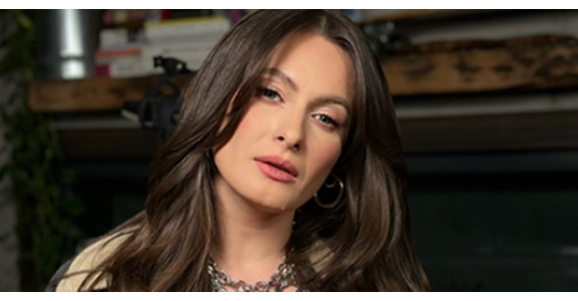 Raluka, mai sexy ca niciodată! Rochia roșie și live session Înainte să pleci incendiază internetul