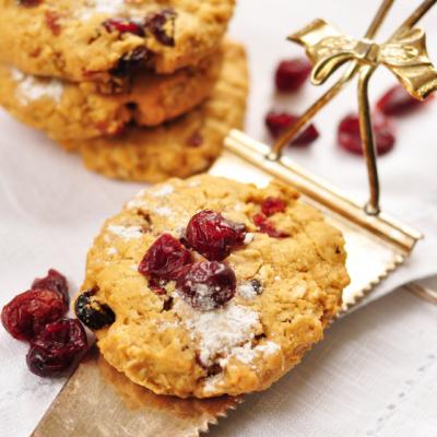 Biscuiti fragezi cu nuci si merisoare