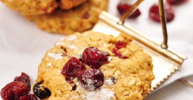 Biscuiti fragezi cu nuci si merisoare