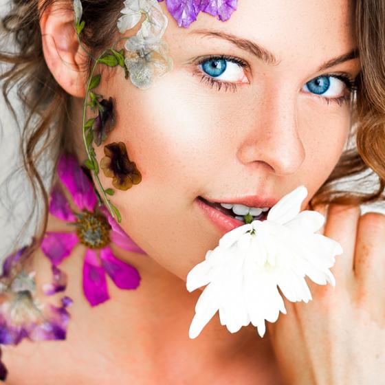 Cum poți folosi uleiurile esențiale pentru îngrijirea tenului 