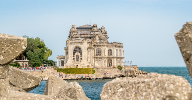 Cazinoul din Constanța a fost vandalizat la doar câteva săptămâni după redeschidere. ”Au desprins foițele de aur de pe pereți”