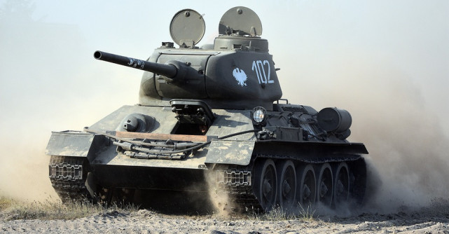 Romii au capturat un tanc rusesc, în mijlocul nopții, în Ucraina. Ucrainenii le țin piept rușilor în cea de-a cincea zi