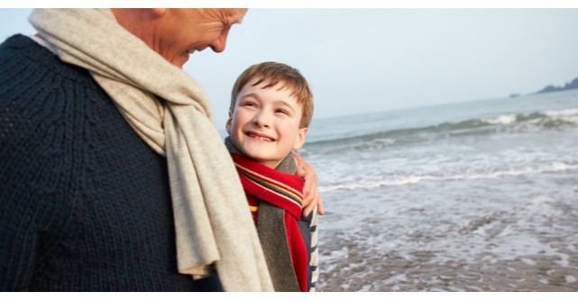 Un bunic si-a dus nepotelul la o plimbare pe plaja. Ce a urmat?