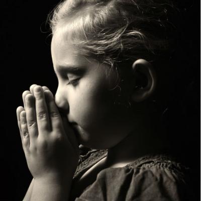 Fetita lui de trei ani spune asta in timpul rugaciunii de seara. Apoi tatal este nevoit sa ceara divortul