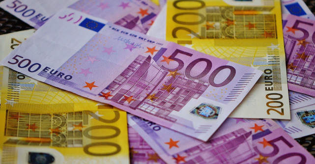 Cursul de schimb a EXPLODAT. 1 euro valorează pentru prima dată în istorie peste 5 lei