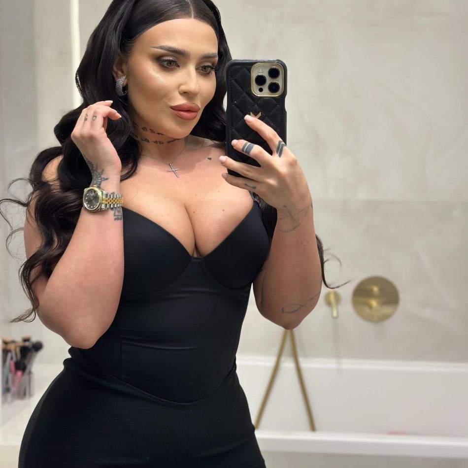 Oana Radu, moment inedit pe scenă: Sărut pasional cu un bărbat misterios în fața fanilor: Și eu sunt foarte îndrăgostită de tine