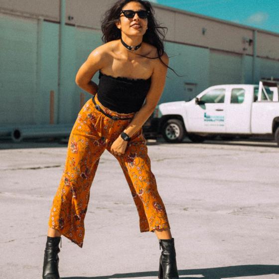 Pantalonii midi cu imprimeu: poartă-i în vara asta!