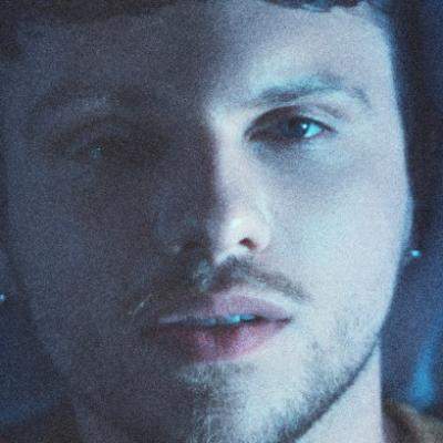 Bastien, autorul din spatele unor hituri majore, lansează single-ul și videoclipul SEMI