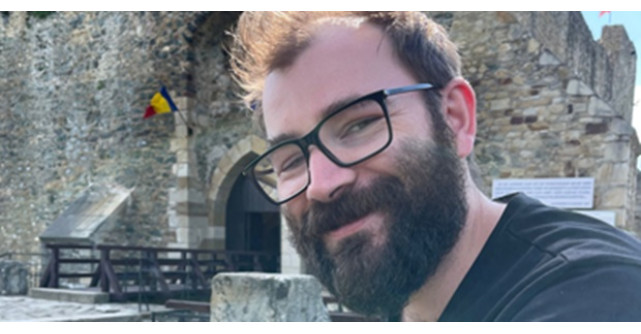 Atenție, Cad Mere! a lansat o serie educațională de 36 de episoade pentru pregătirea Bacalaureatului la Istorie