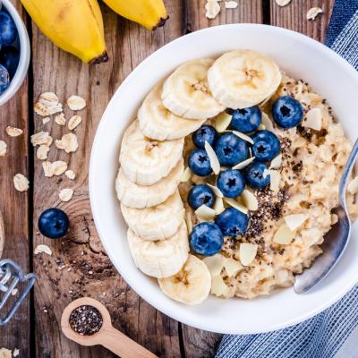 Reteta saptamanii: Porridge vegan cu pecan si afine