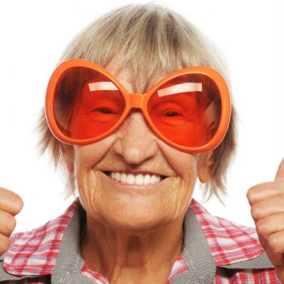 O batranica vede cum patru tineri incearca sa ii fure masina. Ce urmeaza? GENIAL 