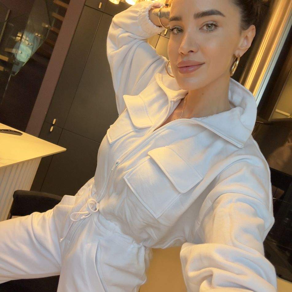 După 8 ani de zile, Adelina Pestrițu și-a scos silicoanele! Ce a determinat-o pe brunetă să renunțe la bustul generos?