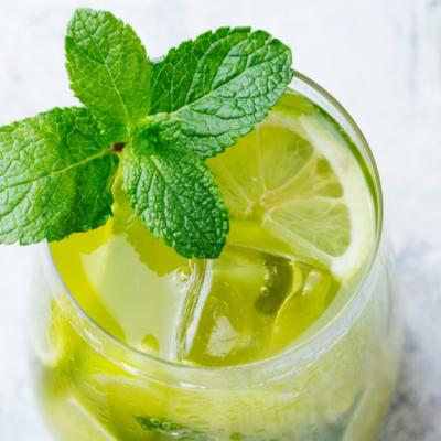 Reţetă de vară: limonadă cu mentă şi castravete