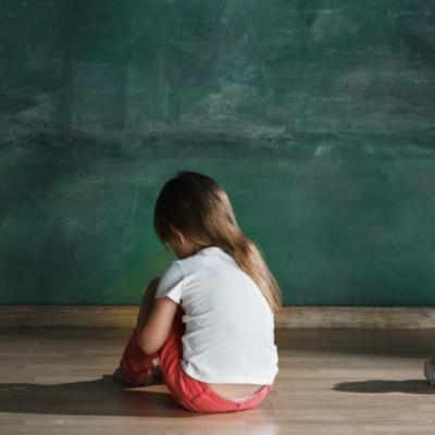 Rănile NEVINDECATE din copilărie ne ghidează viața. Evită să îi spui copilului tău următoarele cuvinte! 