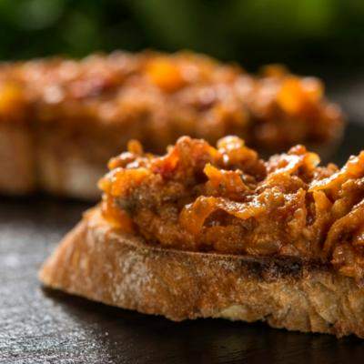 Reteta rapida de zacusca. Nu trebuie sa coci vinetele si ardei