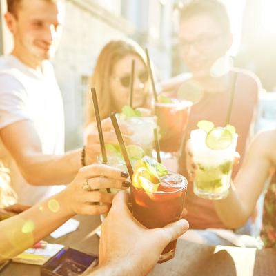 Surprinde-ți prietenii cu aceste 5 băuturi răcoritoare, perfecte pentru zilele călduroase de vară