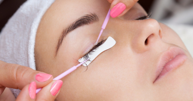 De ce este importantă îndepărtarea corectă a extensiilor de gene la salon?