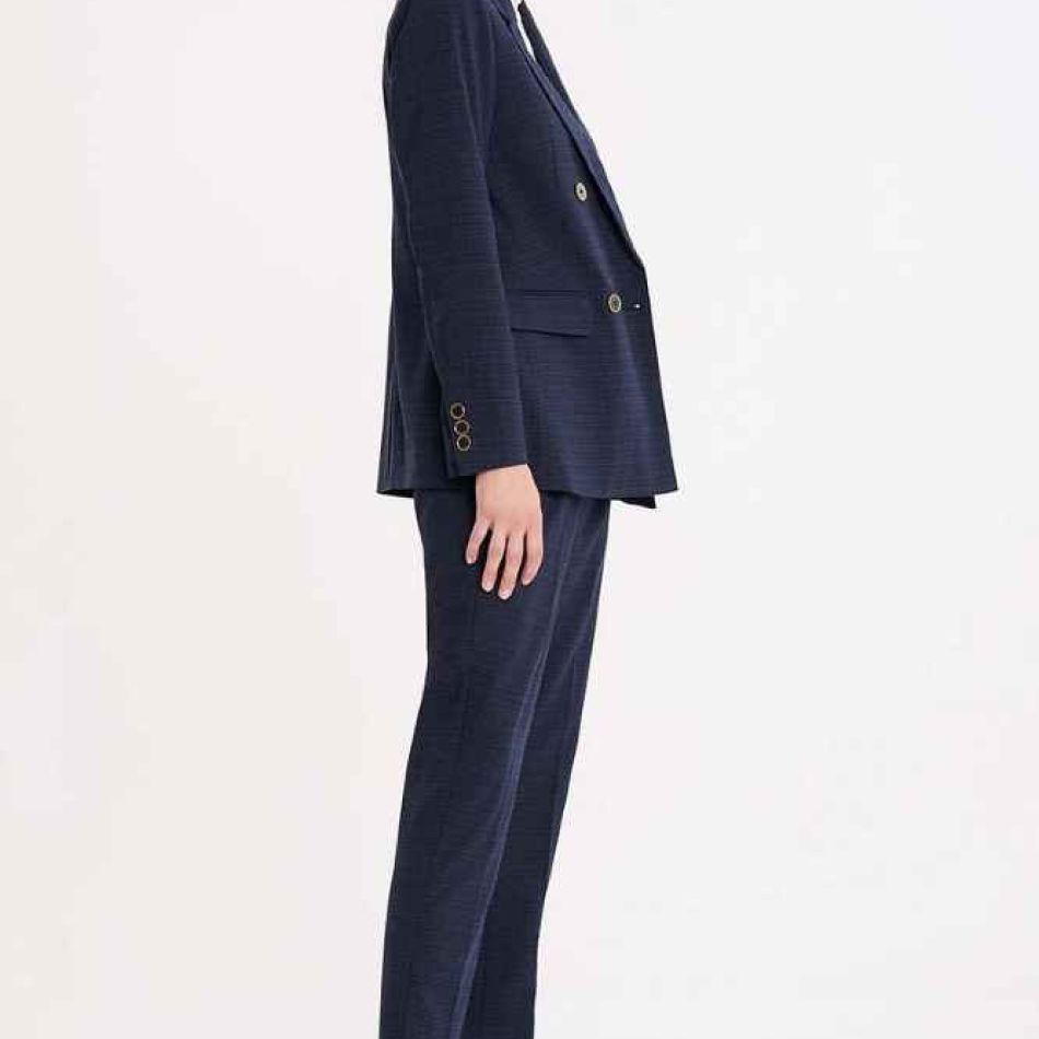 Bleumarin este NOUL negru! 20 de piese vestimentare pentru garderoba ta