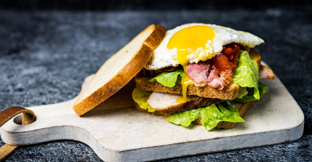 Toast cu avocado si oua gatite in pesto verde: Mic dejun rapid, satios si sanatos