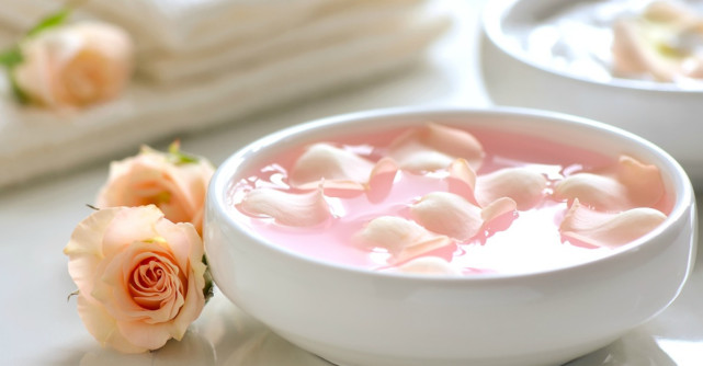 Apa de trandafiri - elixirul frumusetii reginei Cleopatra