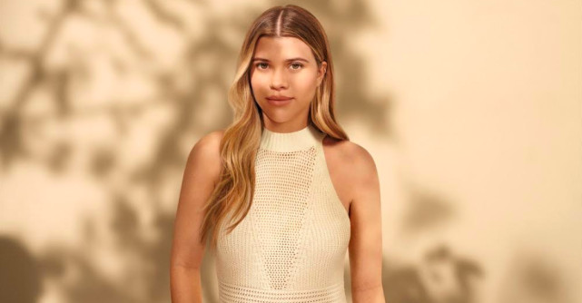 TOMMY HILFIGER SĂRBĂTOREȘTE STILUL DE VARĂ CU O COLECȚIE CAPSULĂ ALEASĂ ÎN COLABORARE CU SOFIA RICHIE GRAINGE 