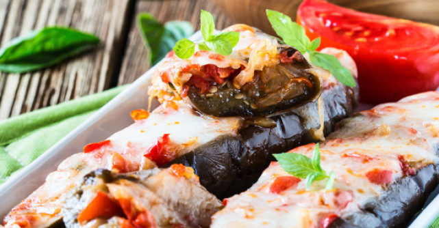 Reteta cu gust de toamna: Vinete gratinate cu rosii si branza