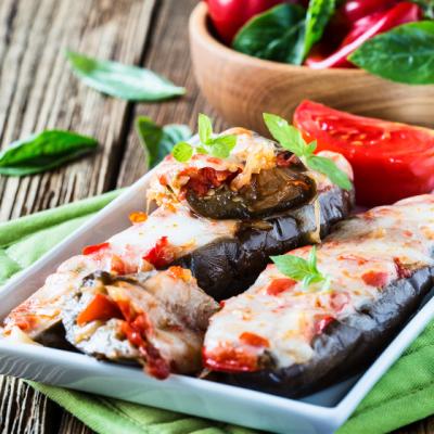 Reteta cu gust de toamna: Vinete gratinate cu rosii si branza