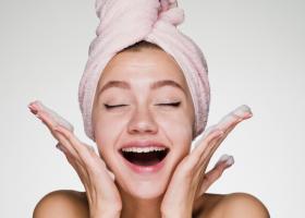 4 produse potrivite pentru demachierea tenului