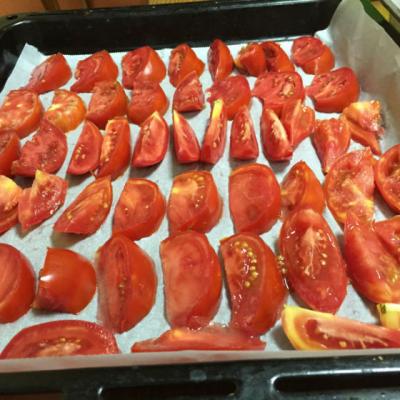 Taie rosiile bucati si le pune pe o tava de copt. Cand am vazut de ce nu mi-a venit sa cred
