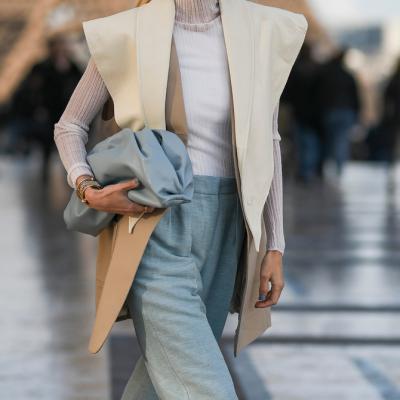 Cum să porți vesta cu bluză sau cămașă: 6 idei de ținute elegante și moderne 