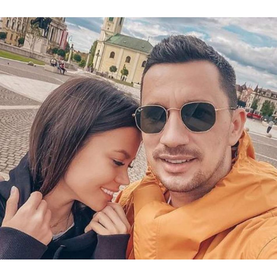 Flick și Denisa Filcea și-au ales nașii pentru bebelușul lor. Propunerea inedită a fost văzută în timp real de sute de oameni