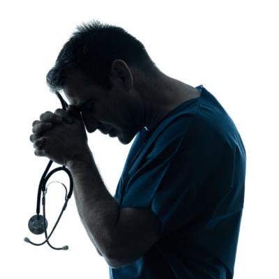 Furios ca medicul a intarziat la operatia fiului sau, tatal a inceput sa il jigneasca. Ce a urmat? 