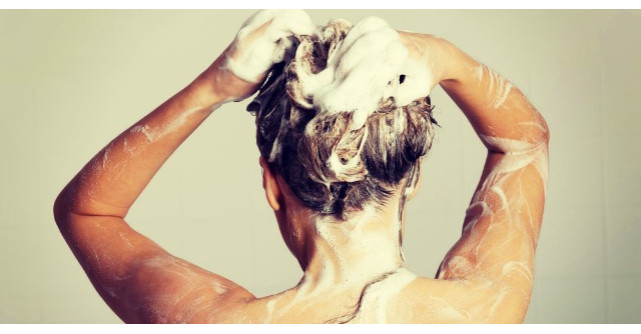 A renuntat sa se spele cu sampon din cauza chimicalelor. Cum arata acum, dupa 5 ani