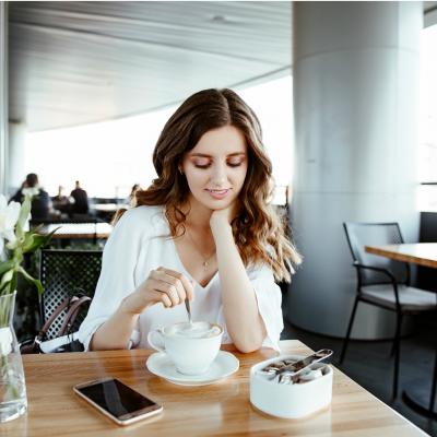 5 tipuri de bluze albe prin care nu se vede deloc!