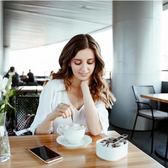 5 tipuri de bluze albe prin care nu se vede deloc!