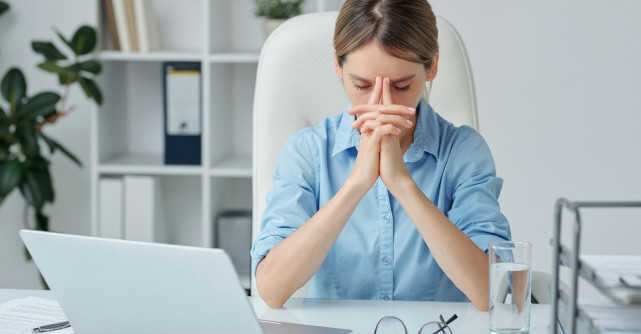 Anxietatea la locul de muncă: ce faci când devine prea mult? 5 soluții care te pot ajuta