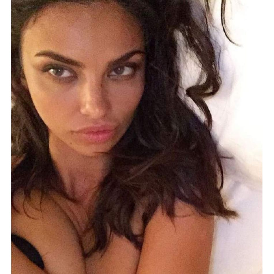 Mădălina Ghenea, fotografiată de fiica ei! Imaginile cu actrița în costum de baie au fost distribuite pe social media