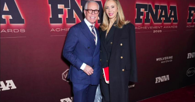 PATRICK SCHWARZENEGGER ÎL PREZINTĂ PE TOMMY HILFIGER LA PREMIILE FOOTWEAR NEWS ACHIEVEMENT AWARDS 2025