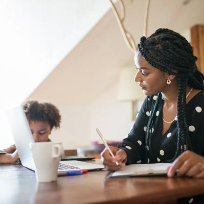 4 moduri de a sprijini, ca angajator, noile mame care se întorc la muncă