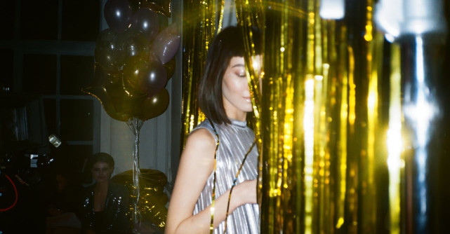 Ten de porțelan pentru petrecerile din decembrie: cum ștergi urmele stresului și imperfecțiunile de pe chip