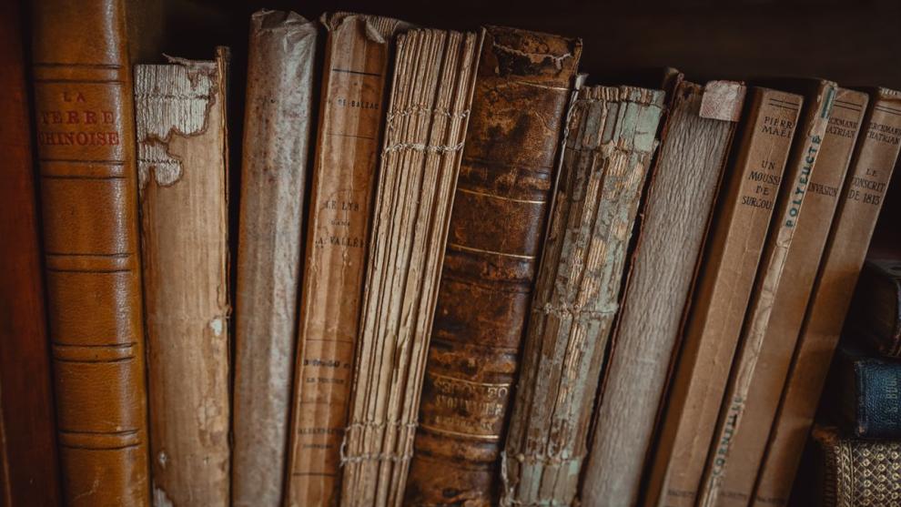 Comoara ascunsă din Ploiești: o bibliotecă păstrează cărți vechi de 500 de ani, iar unele pot fi împrumutate acasă