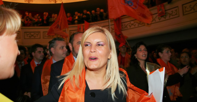 Elena Udrea, apariție de senzație în rolul de nașă: rochie roșie cu trenă și fiica Eva alături