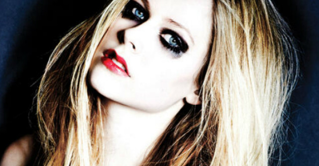 Avril Lavigne ne arata ca a crescut. Goala, pe coperta noului single