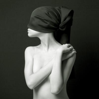 Fotografia cu rochia favorita a facut-o faimoasa: a ajuns goala pe internet fara sa stie 