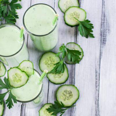 Detoxifierea organismului: Smoothie cu lamaie, castraveti si patrunjel