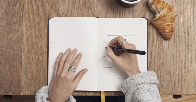 Pune pe foaie gandurile negative pe care le ai, s-ar putea sa fie una dintre cele mai terapeutice decizii din viata ta