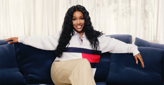 TOMMY HILFIGER CELEBREAZĂ ISTORIA CONEXIUNII SALE CU MUZICA PRIN CAMPANIA TOAMNA 2023 CU QUINCY JONES ȘI SZA