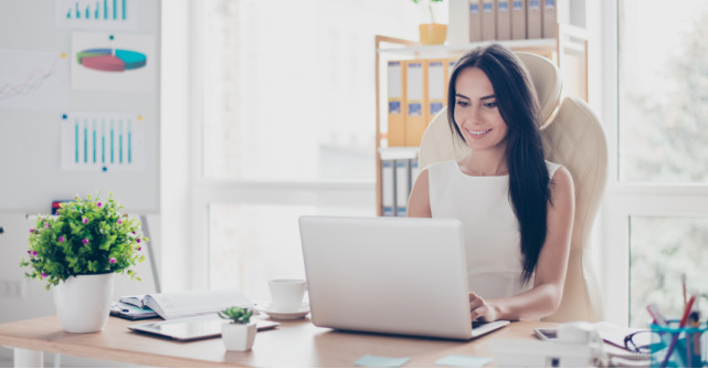 Stilul office 2019: cum te îmbraci elegant și lejer la birou