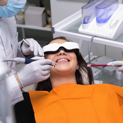 Laser dentar: ce este și cum este folosit în stomatologia modernă 