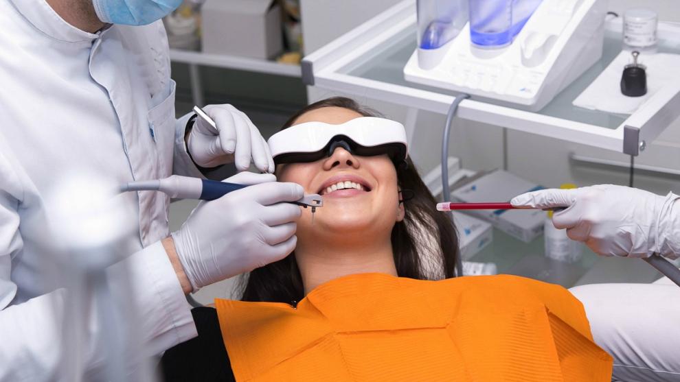 Laser dentar: ce este și cum este folosit în stomatologia modernă 